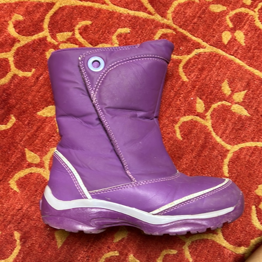 Girls purple snow boots. Excellent condition. Size 1
